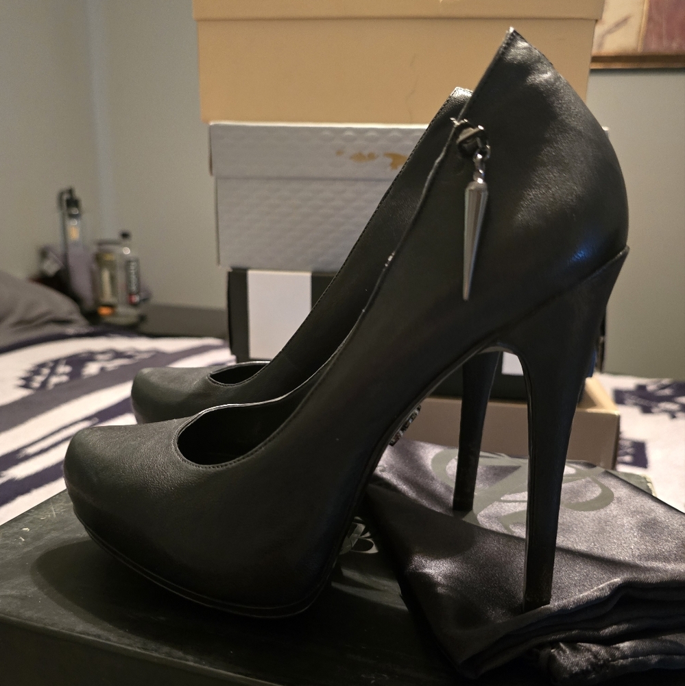 ROCK & REPUBLIC Black Leather Platform Heels